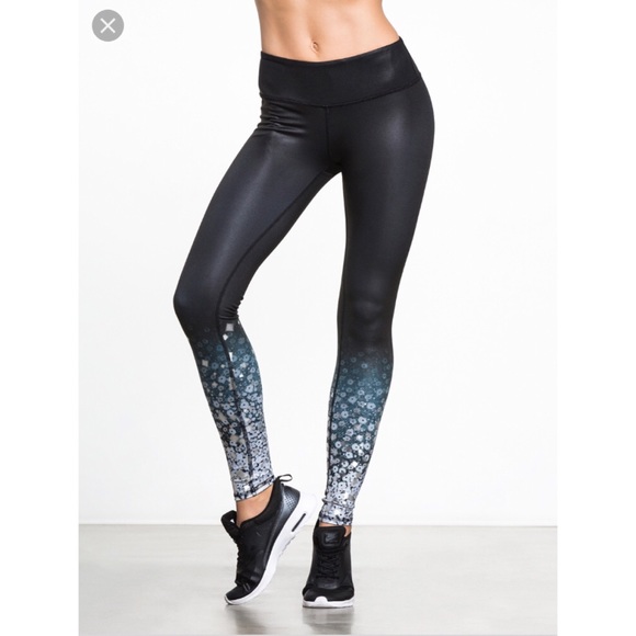 ALO Yoga Pants - Alo Airbrush Legging in Black Brilliance